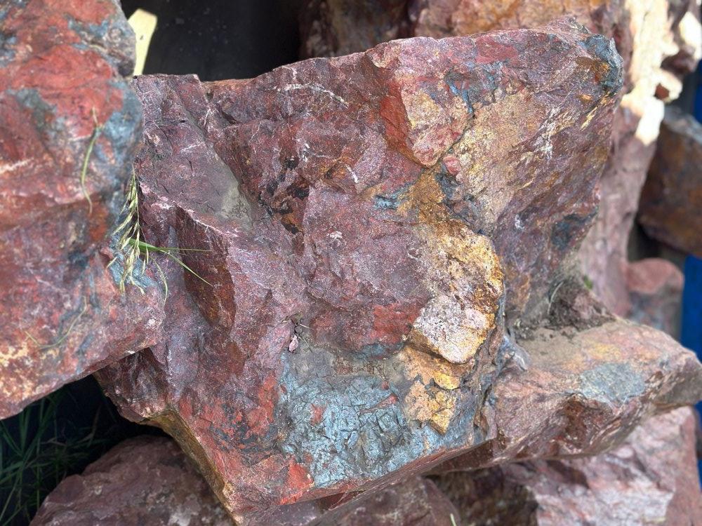 Камни для ландшафтного дизайна красно-фиолетовые 10-60 килограмм купить в Карталах