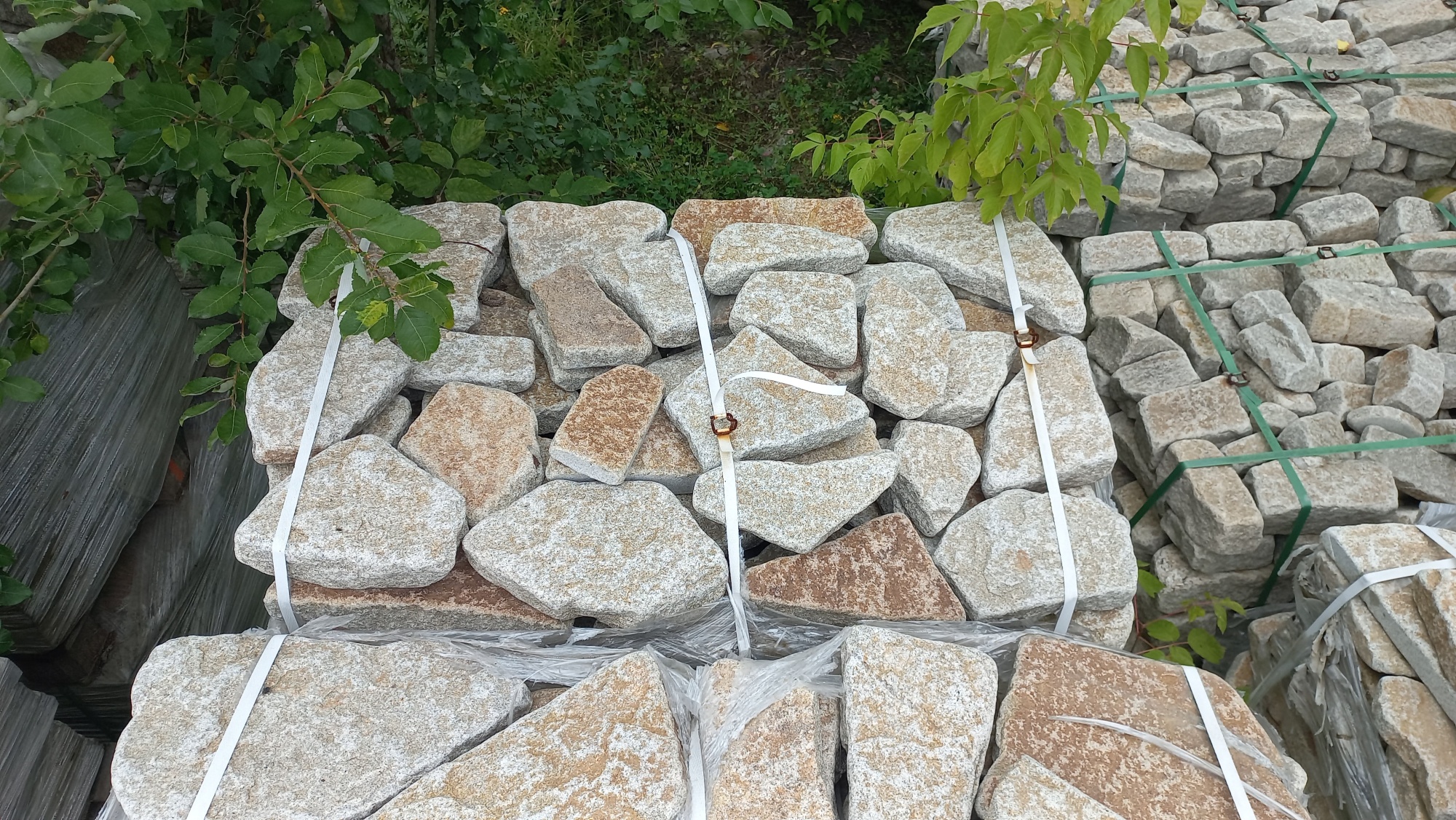 Плитняк галтованный гранитный для ландшафтного дизайна купить в Карталах