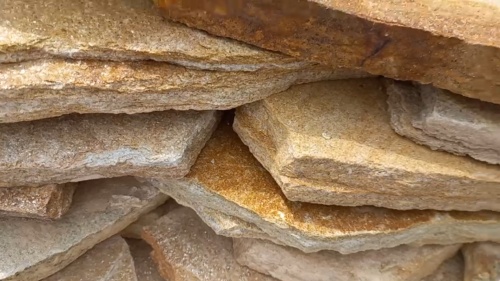 Плитняк златолит жёлтый золотистый для отмостки купить в Карталах