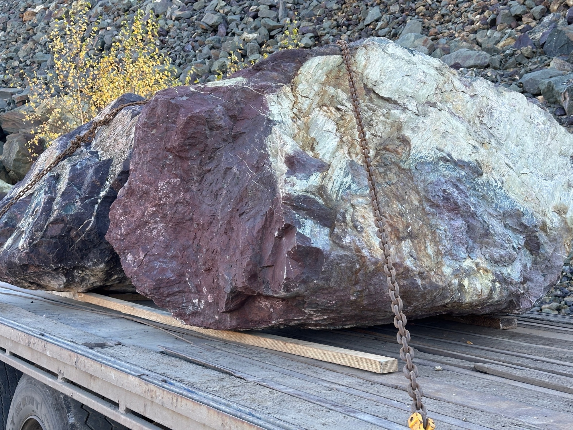 Огромные красно-фиолетовые валуны для ландшафтного дизайна весом более 5 тонн купить в Карталах