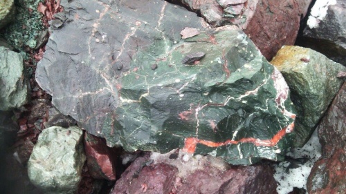 Гигантские зелёные валуны для ландшафтного дизайна весом более 5 тонн купить в Карталах