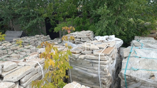 Плитняк галтованный гранитный для ландшафтного дизайна купить в Карталах