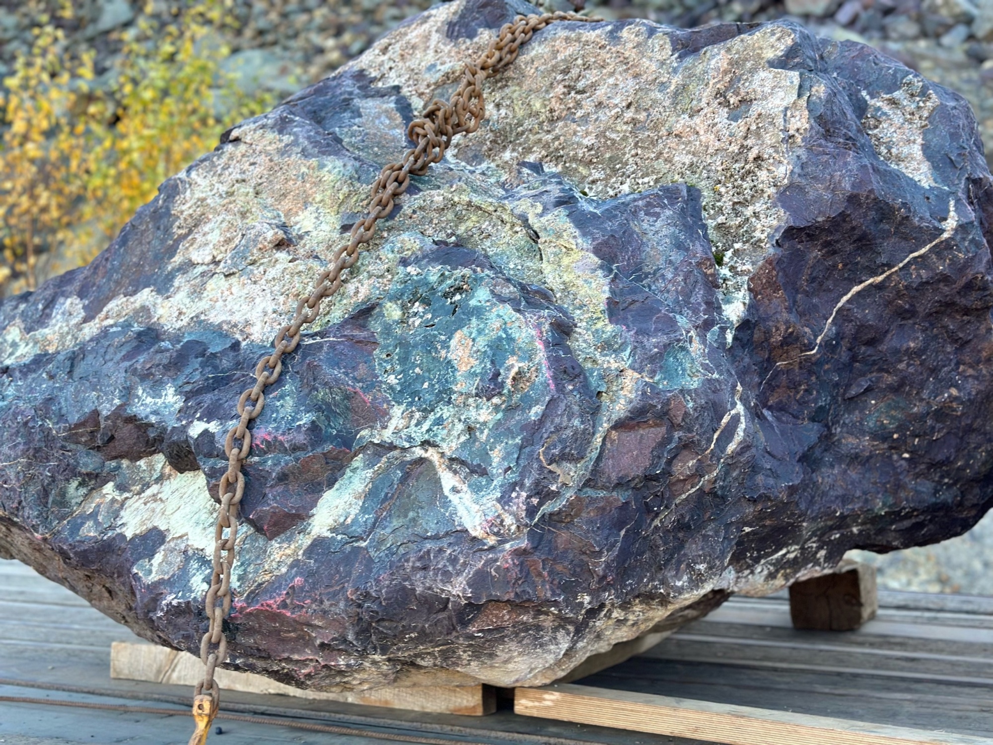 Огромные красно-фиолетовые валуны для ландшафтного дизайна весом более 5 тонн купить в Карталах