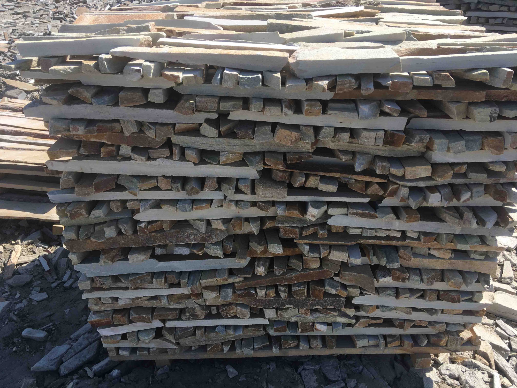 Горбушка златолит золотистый для облицовки купить в Карталах