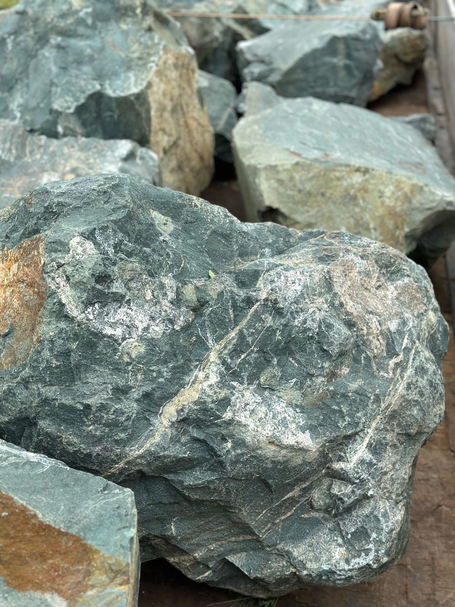 Камни для ландшафтного дизайна зелёные 10-60 килограмм купить в Карталах