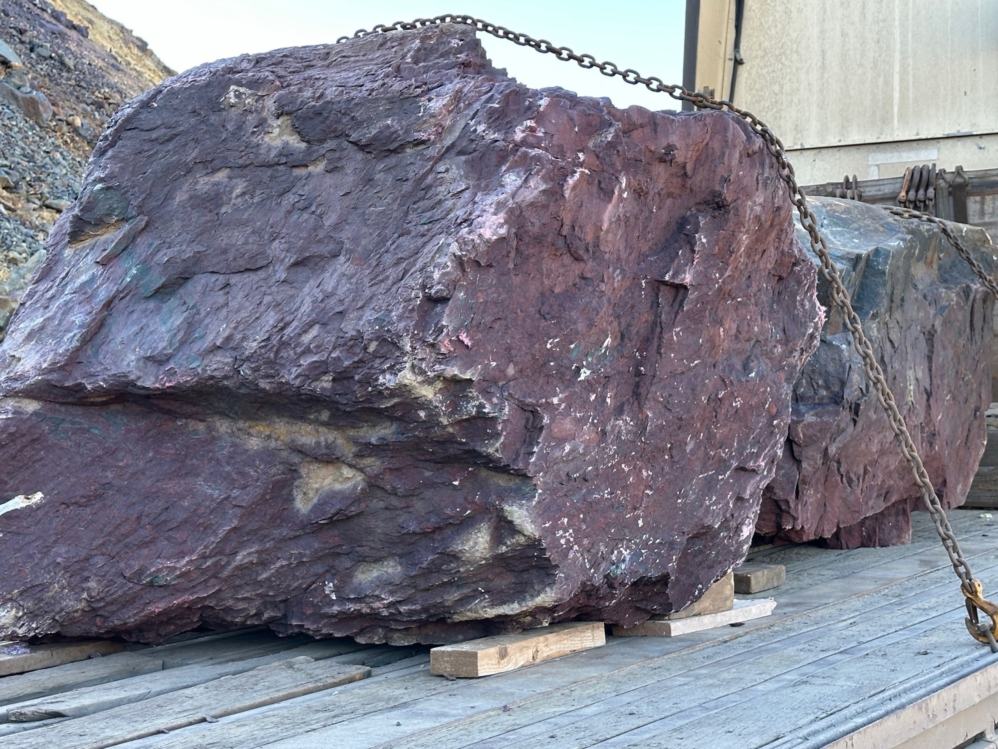 Огромные красно-фиолетовые валуны для ландшафтного дизайна весом более 5 тонн купить в Карталах