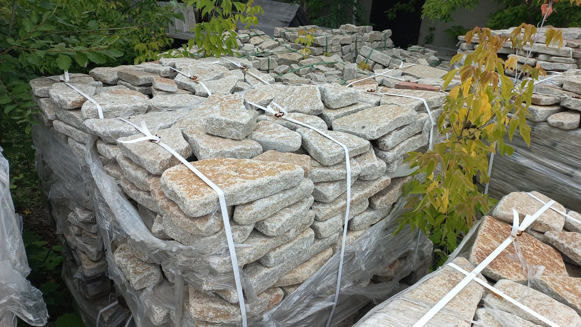 Плитняк галтованный гранитный для ландшафтного дизайна купить в Карталах