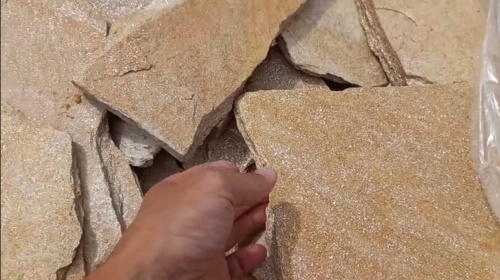 Плитняк златолит жёлтый золотистый для отмостки купить в Карталах