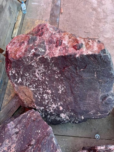 Камни для ландшафтного дизайна красно-фиолетовые 10-60 килограмм купить в Карталах