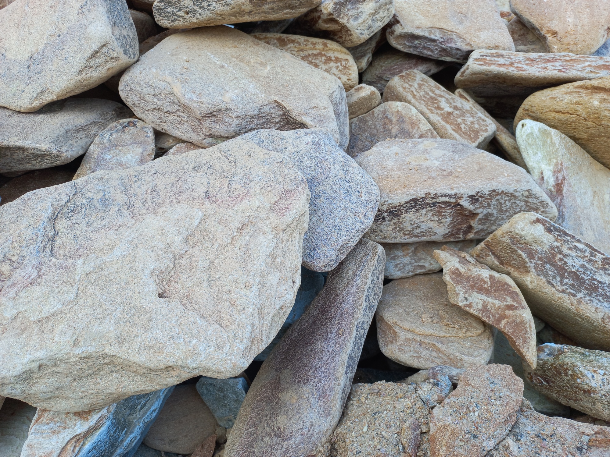 Златолит жёлтый, жёлто-зелёный глыбки и валуны для ланшафтного дизайна купить в Карталах