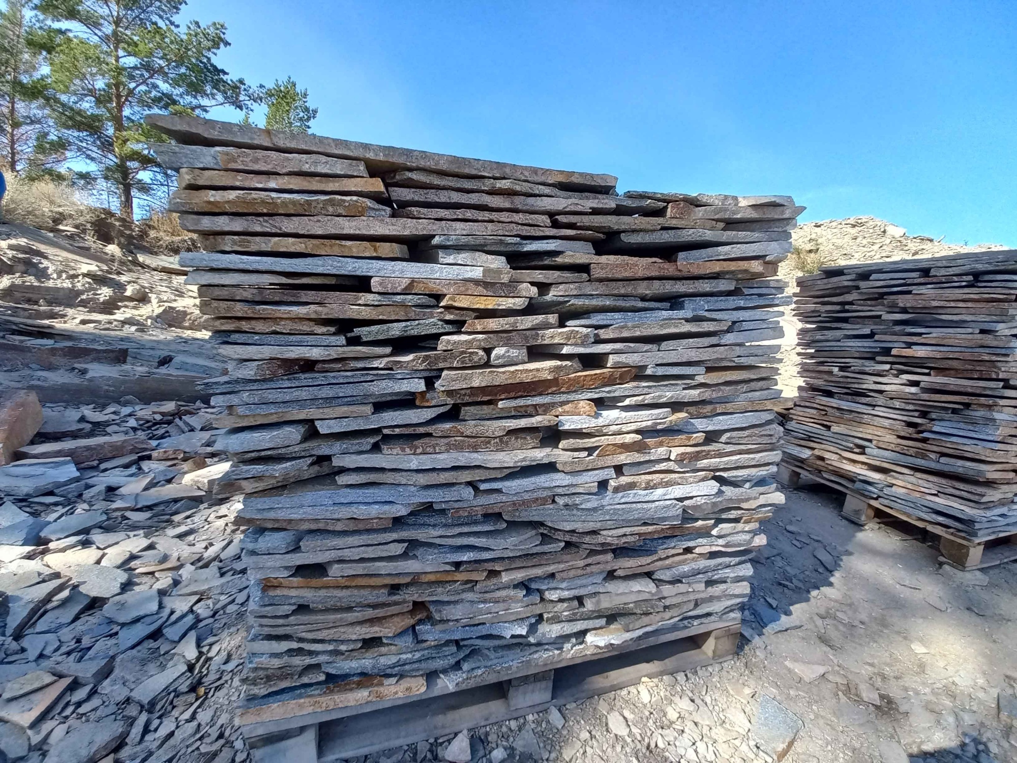 Плитняк златолит серебристый для фасада купить в Карталах