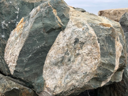 Гигантские зелёные валуны для ландшафтного дизайна весом более 5 тонн купить в Карталах