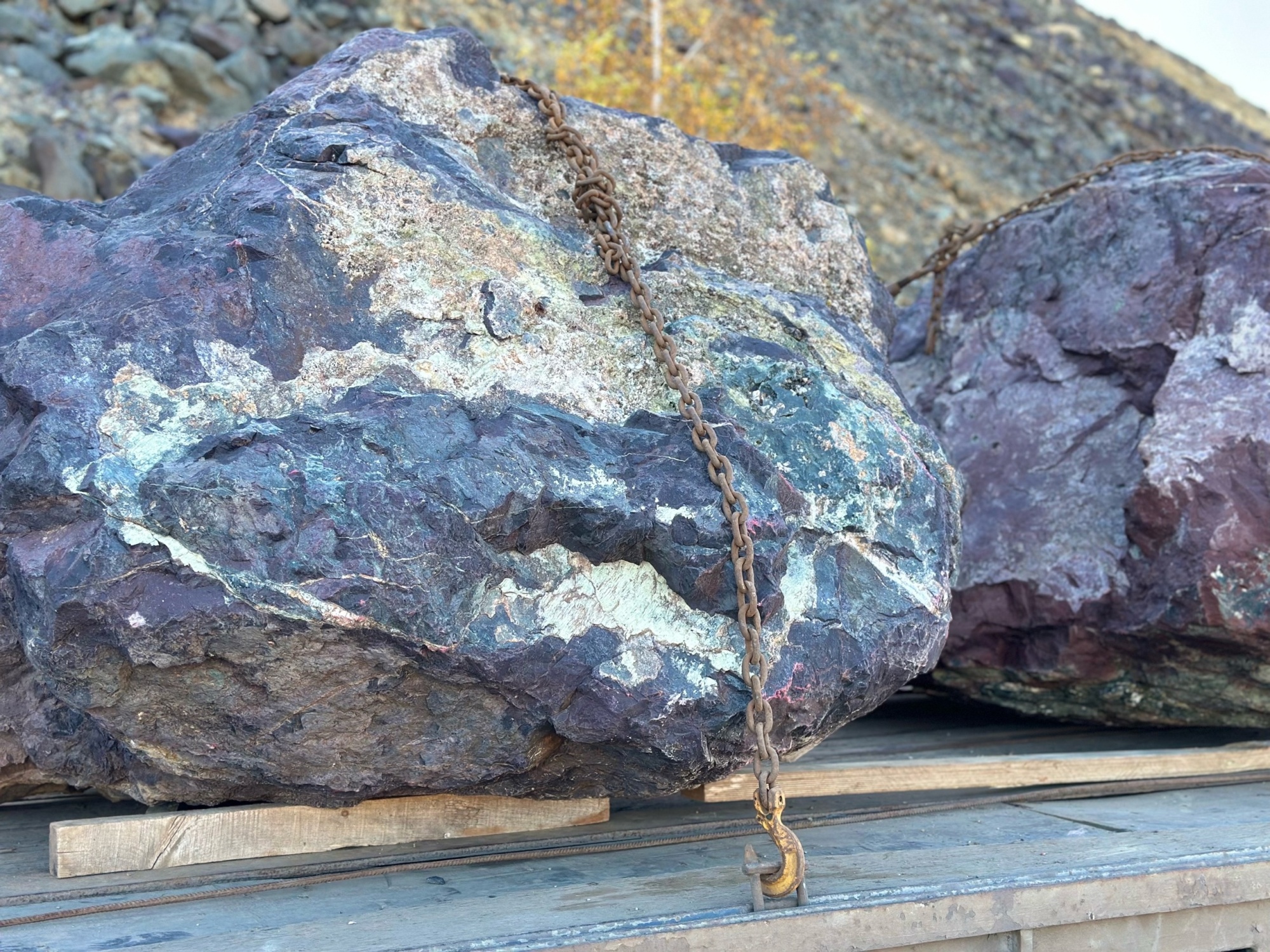 Огромные красно-фиолетовые валуны для ландшафтного дизайна весом более 5 тонн купить в Карталах