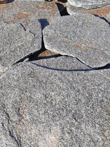 Златолит серебристый галтованный для лестниц купить в Карталах