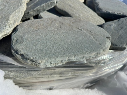 Плитняк златолит зелёный галтованный для мощения на бетон купить в Карталах