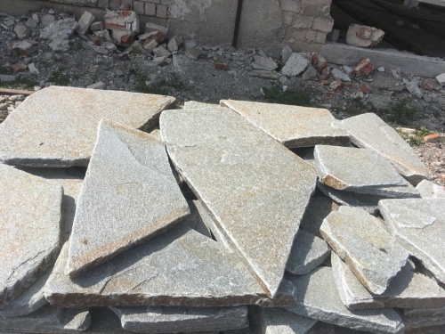 Златолит серебристый галтованный для лестниц купить в Карталах